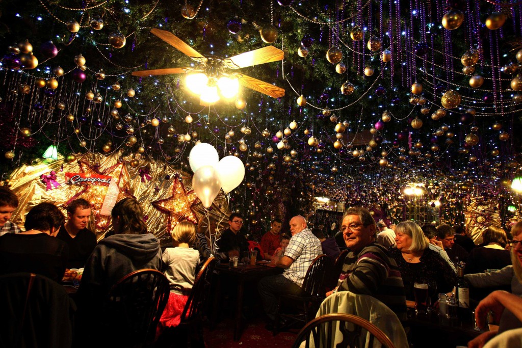 The Hanging Gate  Chapel en le Frith High Peak Where the landlord Mark Thomas has spent thousands  on his Christmas decorations Main dinning room PIC BY SIMON PENDRIGH pdi photo & film 07770644461 simon.pendrigh@btinternet.com simonpendrigh.com